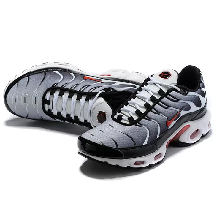 NIKE Air Max Plus