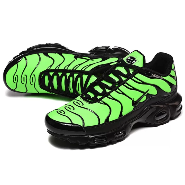 NIKE Air Max Plus
