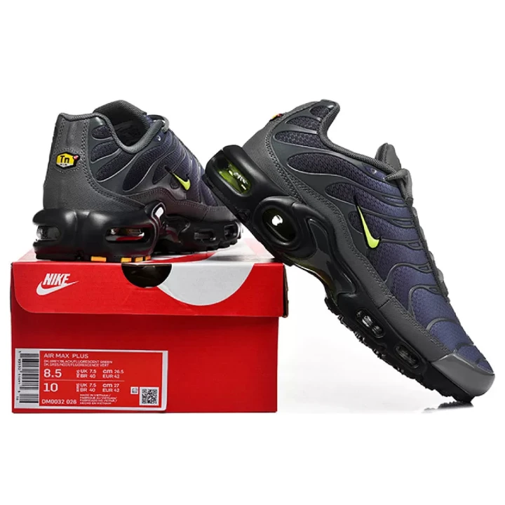 NIKE Air Max Plus